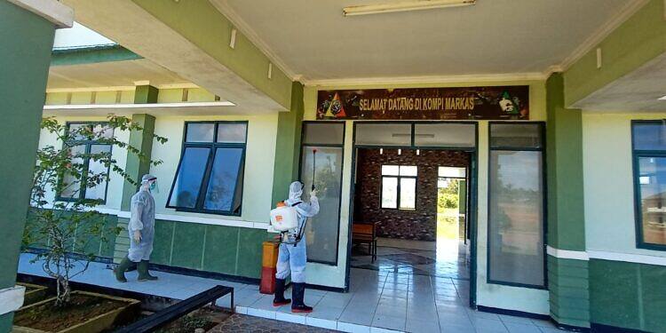 Cegah Covid-19, Yonkav 12/BC Laksanakan Penyemprotan Disinfektan di Lingkungan Asrama dan Perkantoran