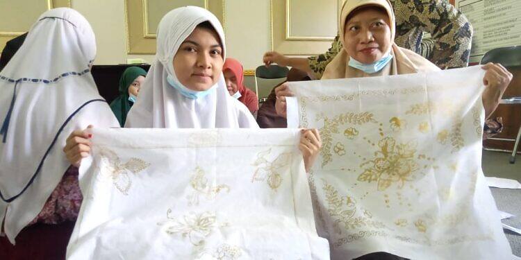 Diskop UM Lamongan Libatkan Siswa Disabilitas dalam Pelatihan Membatik