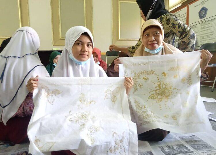 Diskop UM Lamongan Libatkan Siswa Disabilitas dalam Pelatihan Membatik
