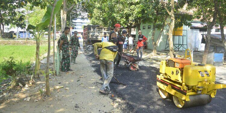 Wujudkan Jiwa Satria Serta Rasa Memiliki, Prajurit TNI Kodim 0812/Lamongan Bergotong Royong Membangun Jalan Makodim
