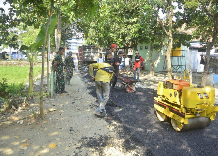 Wujudkan Jiwa Satria Serta Rasa Memiliki, Prajurit TNI Kodim 0812/Lamongan Bergotong Royong Membangun Jalan Makodim
