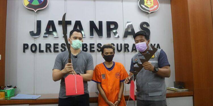 Hendak melakukan aksi tawuran 2 anggota gangster dengan senjata tajam berhasil diamankan