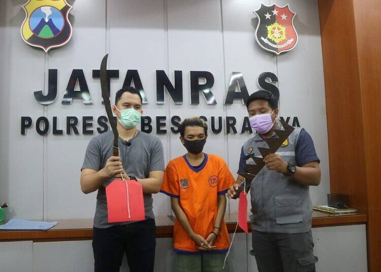 Hendak melakukan aksi tawuran 2 anggota gangster dengan senjata tajam berhasil diamankan