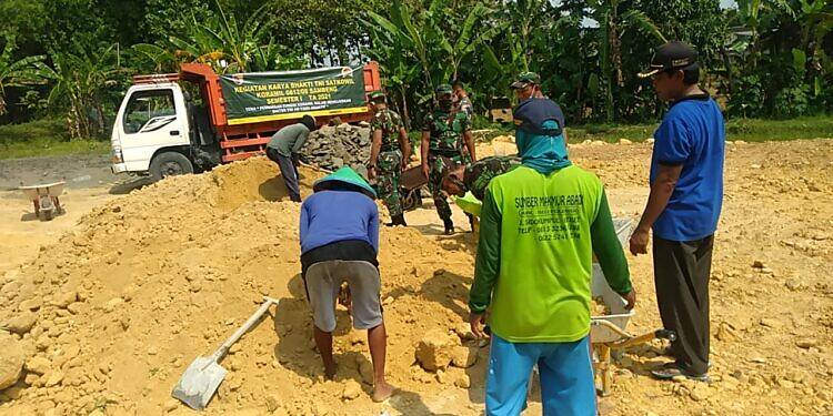 Koramil 0812/08 Sambeng Berbaur dengan Masyarakat Sidokumpul dalam Pembuatan Sarpras Lapangan Volly