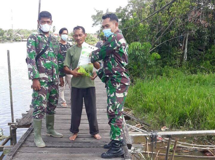 Awasi Pembangunan Sanpras oleh Zidam XII/Tpr Sekaligus Berbagi dengan Masyarakat