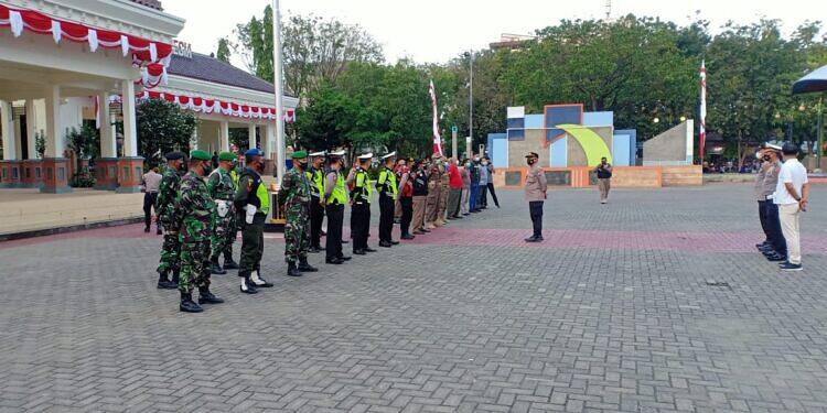 Alun-alun Lamongan disisir Petugas Gabungan