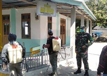 Anggota Zidam dan Satgas Covid Laksanakan Penyemprotan Disinfektant di Kampung Pramuka Desa Anjongan Dalam
