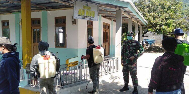 Anggota Zidam dan Satgas Covid Laksanakan Penyemprotan Disinfektant di Kampung Pramuka Desa Anjongan Dalam