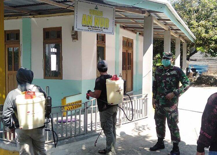 Anggota Zidam dan Satgas Covid Laksanakan Penyemprotan Disinfektant di Kampung Pramuka Desa Anjongan Dalam