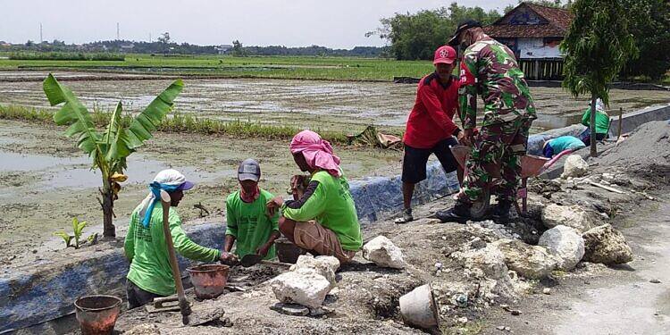 Gotong Royong Bersama Warga, Bentuk Kepedulian Babinsa kepada Desa Binaan