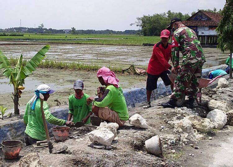 Gotong Royong Bersama Warga, Bentuk Kepedulian Babinsa kepada Desa Binaan