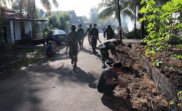 Kepedulian Terhadap Lingkungan dan Masyarakat Sekitarnya Anggota Zidam XII/Tpr Kerja Bakti Bersih Parit