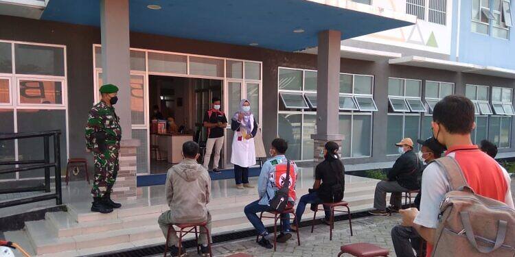 Pastikan Keamanan dan Kenyamanan PMI, Anggota jajaran Kodim 0812 Awasi Karantina di Rusunawa ASN Lamongan