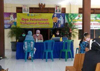 Babinsa 0812/11 Kedungpring Dampingi Masyarakat Saat Vaksinasi Covid-19