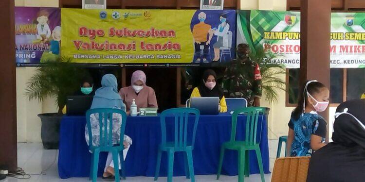 Babinsa 0812/11 Kedungpring Dampingi Masyarakat Saat Vaksinasi Covid-19