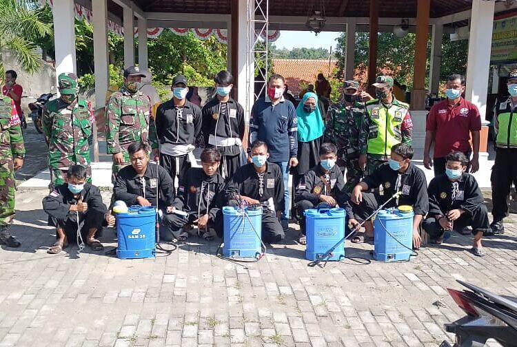 Upaya Pemutusan Mata Rantai Covid-19 Pemdes Tlemang Lakukan Vaksinasi, Bagi Masker dan Penyemprotan Desinfektan