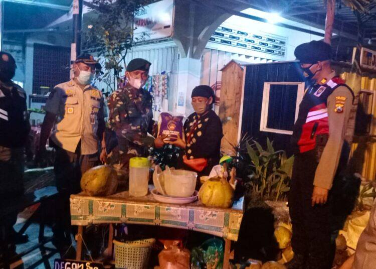 Patroli Skala Besar Sambil Bagikan Bantuan Beras di Kabupaten Lamongan