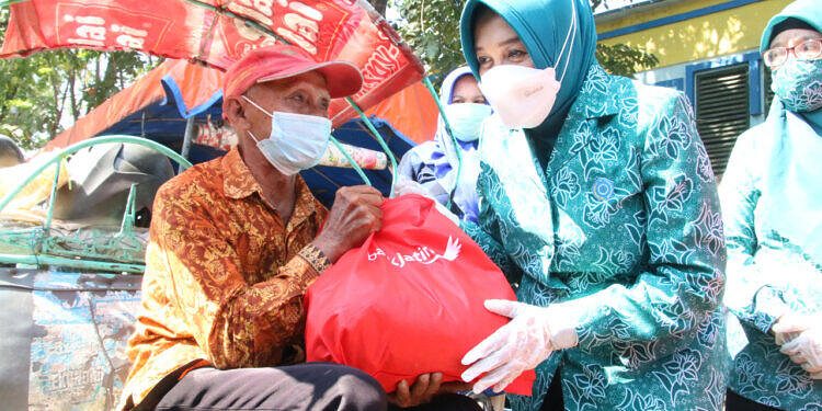 Tim Penggerak PKK Kabupaten Lamongan Bagikan Bantuan Sembako di Tengah PPKM Darurat