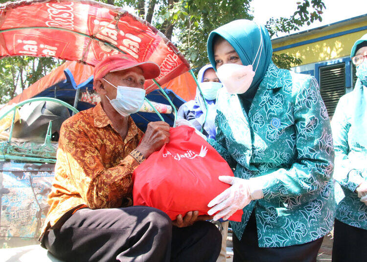 Tim Penggerak PKK Kabupaten Lamongan Bagikan Bantuan Sembako di Tengah PPKM Darurat