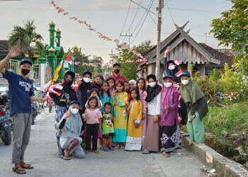 Kelompok 13 KKN UNISDA Lamongan  Dukung Aksi Kibarkan Bendera Merah Putih Serentak