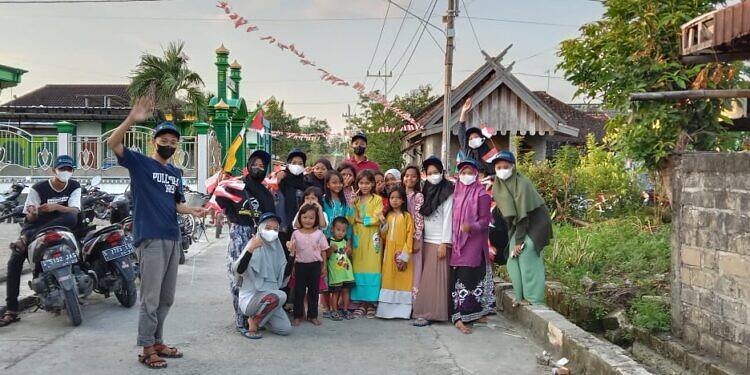 Kelompok 13 KKN UNISDA Lamongan  Dukung Aksi Kibarkan Bendera Merah Putih Serentak