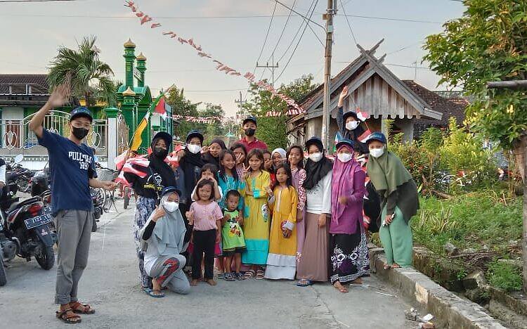 Kelompok 13 KKN UNISDA Lamongan Dukung Aksi Kibarkan Bendera Merah Putih Serentak