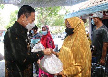 Pedagang Kompleks Makam Sunan Drajat Terima Bansos Dari Bupati Lamongan