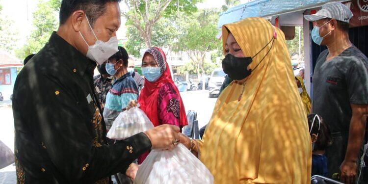 Pedagang Kompleks Makam Sunan Drajat Terima Bansos Dari Bupati Lamongan