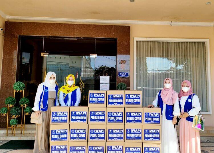IWAPI Lamongan Salurkan Bantuan Bansos Bagi Nakes dan Warga Terdampak Covid-19