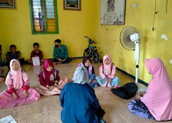 Gelar Kegiatan Pendampingan Belajar, KKN UNISDA kelompok 13 Ikut Serta Mengajar Siswa-siswi MI Nasrul Ulum Desa Klagensrampat 