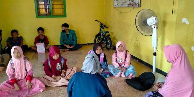 Gelar Kegiatan Pendampingan Belajar, KKN UNISDA kelompok 13 Ikut Serta Mengajar Siswa-siswi MI Nasrul Ulum Desa Klagensrampat 