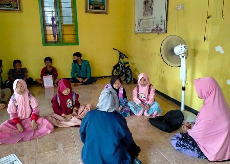Gelar Kegiatan Pendampingan Belajar, KKN UNISDA kelompok 13 Ikut Serta Mengajar Siswa-siswi MI Nasrul Ulum Desa Klagensrampat 