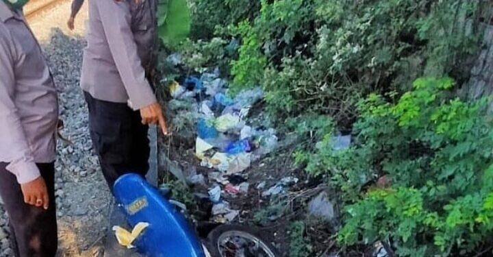 Tanpa Identitas, Pemotor Tewas Tertabrak KA Tanpa Palang Pintu di Babat – Lamongan
