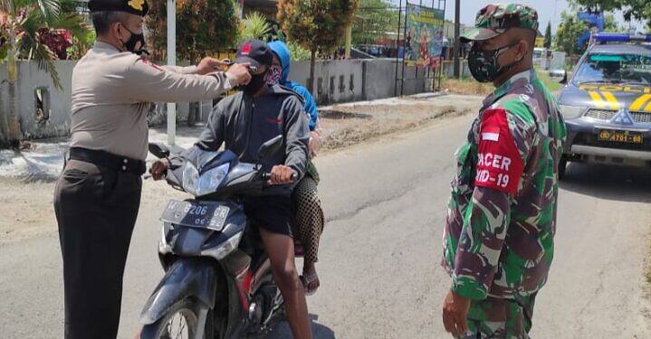 Jajaran TNI – Polri Lamongan Ingatkan Warga  Pentingnya Prokes