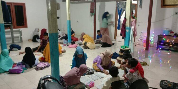 Mahasiswa KKN UNISDA Lamongan Kelompok 13 Buka Kegiatan Bimbingan Belajar Di Masa Covid