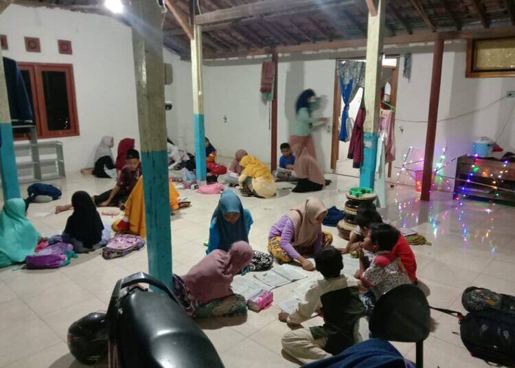 Mahasiswa KKN UNISDA Lamongan Kelompok 13 Buka Kegiatan Bimbingan Belajar Di Masa Covid