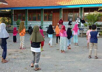 Tingkatkan Imun, Mahasiswa KKN UNISDA Lamongan Kelompok 13 Ajak Anak-Anak SD Srampat Senam Pagi