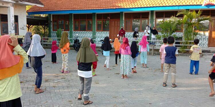 Tingkatkan Imun, Mahasiswa KKN UNISDA Lamongan Kelompok 13 Ajak Anak-Anak SD Srampat Senam Pagi