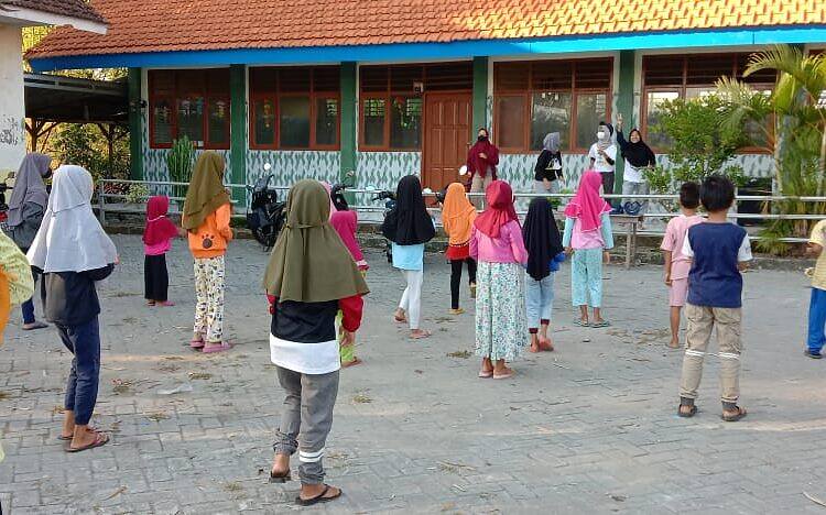 Tingkatkan Imun, Mahasiswa KKN UNISDA Lamongan Kelompok 13 Ajak Anak-Anak SD Srampat Senam Pagi