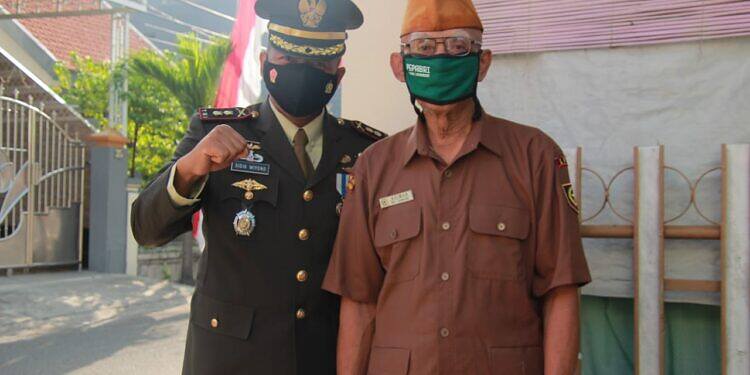 Jelang HUT Ke-76 Kemerdekaan Republik Indonesia, Dandim 0812 Lamongan Berikan Bantuan Kepada Veteran