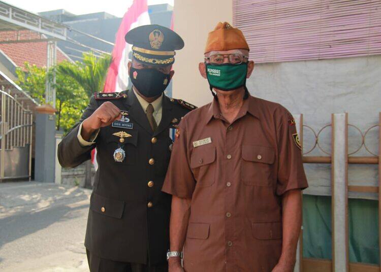 Jelang HUT Ke-76 Kemerdekaan Republik Indonesia, Dandim 0812 Lamongan Berikan Bantuan Kepada Veteran