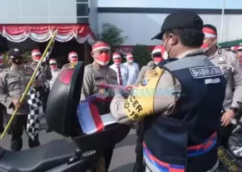 Polres Lamongan Bagikan 76 Ribu Bendera Merah Putih Di Hari Kemerdekaan RI – 76