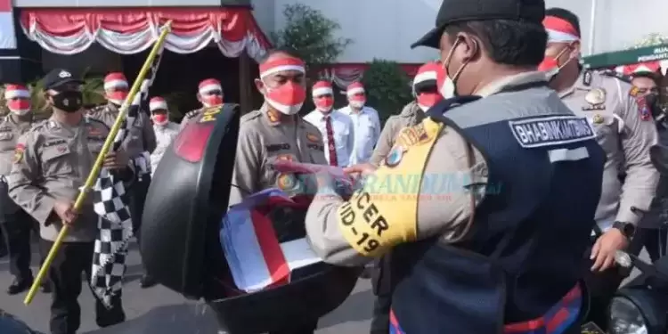 Polres Lamongan Bagikan 76 Ribu Bendera Merah Putih Di Hari Kemerdekaan RI – 76 