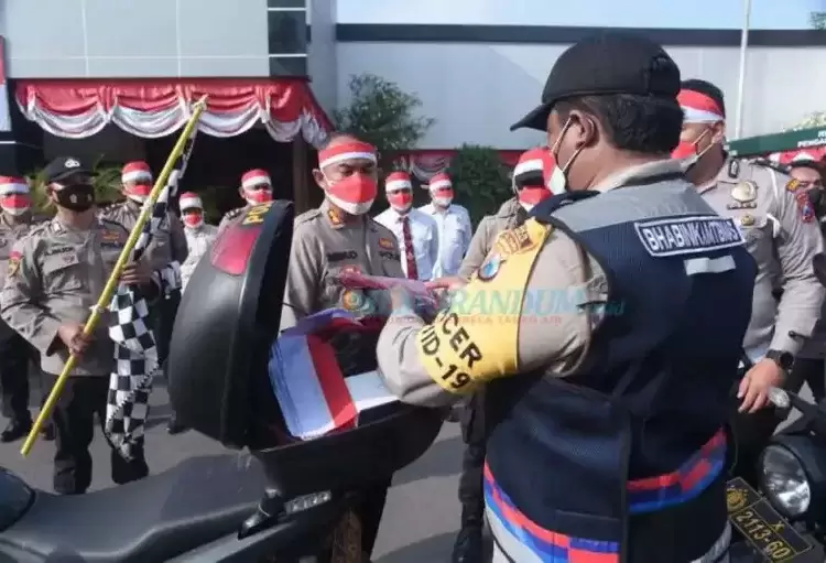 Polres Lamongan Bagikan 76 Ribu Bendera Merah Putih Di Hari Kemerdekaan RI – 76 