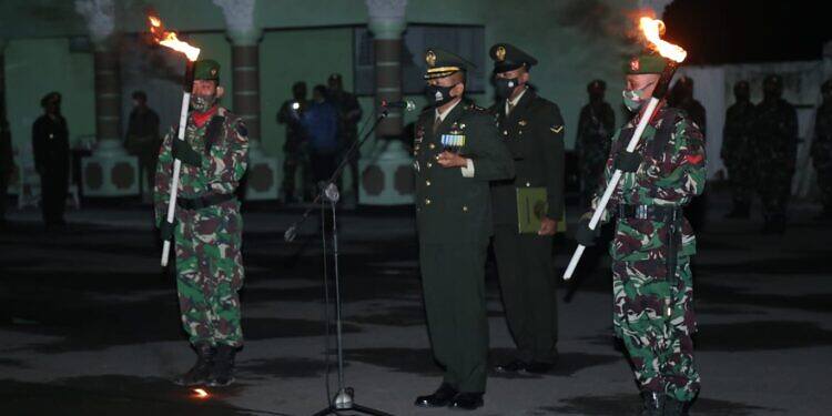 Detik-Detik Jelang HUT RI ke-76, Ribuan Lilin Terangi TMP Kusuma Negara