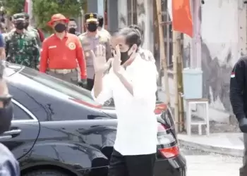 Presiden Jokowi Didampingi Forkompimda Jatim Tinjau Pelaksanaan Vaksinasi Door to Door