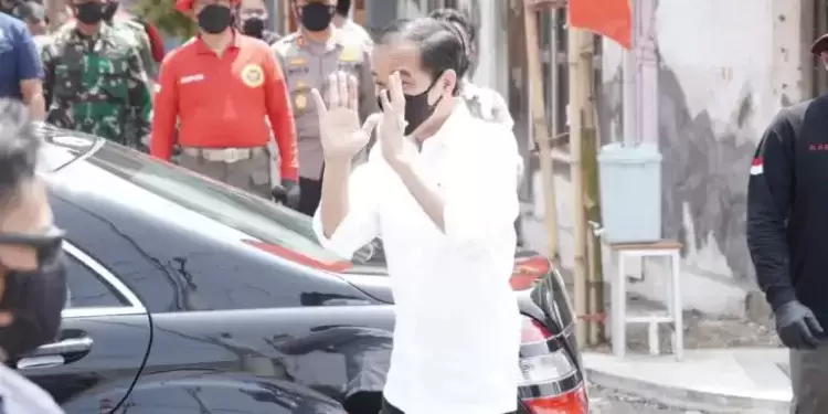 Presiden Jokowi Didampingi Forkompimda Jatim Tinjau Pelaksanaan Vaksinasi Door to Door