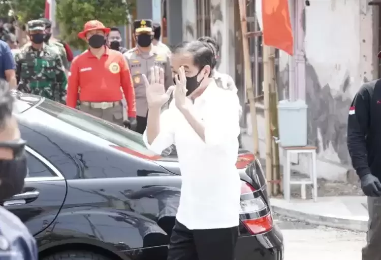 Presiden Jokowi Didampingi Forkompimda Jatim Tinjau Pelaksanaan Vaksinasi Door to Door