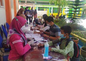 SMP Negeri 1 Ngimbang Lakukan Vaksinasi Tahap I Pada Siswa Jelang PTM