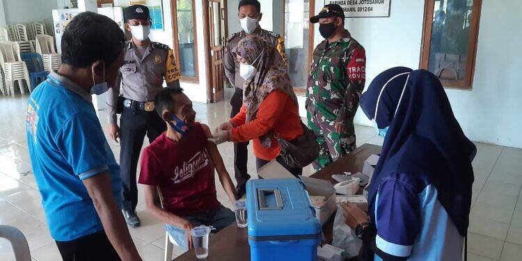 Babinsa Koramil 0812/04 Tikung Dampingi Petugas Vaksin Penyandang Disabilitas Dan ODGJ